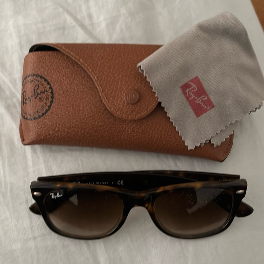 Ray-Ban Wayfarer Classic Sunglasses